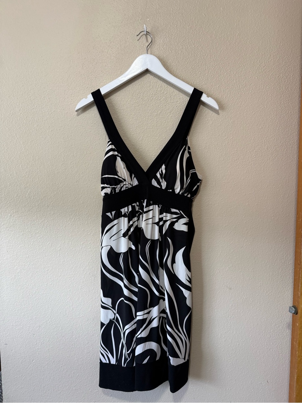 No. 21 Black & White V-Neck Patterned Midi Dress